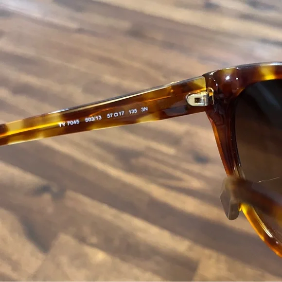Tory Burch Tortoise Brown Cat-Eye Sunglasses With Drawstring Bag Sunglasses